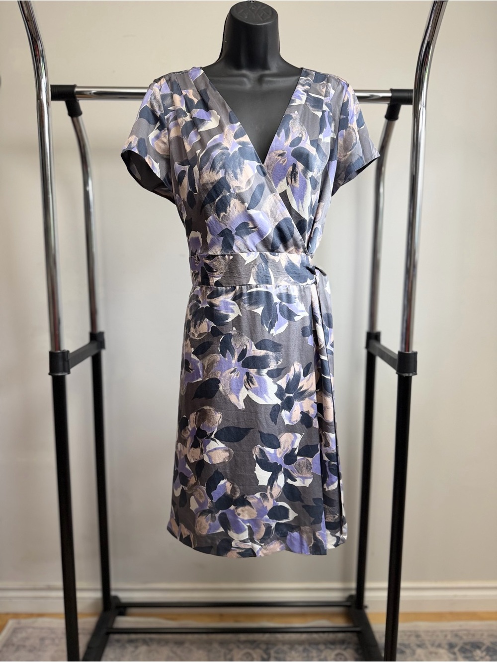 Banana Republic 100% Silk Floral Wrap Dress Gray Purple Short Sleeve Size 12
